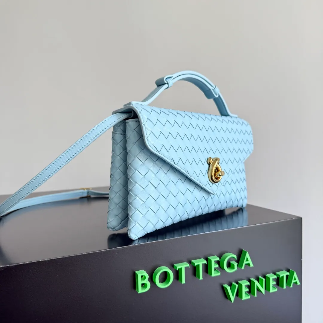 Batch 1660 BOTTEGA VENETA 2025 new product KNOT LOCK crossbody bag subverts the rigid lines of traditional tote bags, using drapey leather to create a three-dimensional silhouette that breathes. It has compartments and multiple card slots inside, making it a versatile commuter bag that can be used in various occasions. The details are full of exquisiteness, the casual retro color tone, and the upper body are full of elegance. Whether you are commuting or going out on the street, you can easily hold it. The two carrying methods of hand-carrying and long shoulder strap are very practical! At the same time, the shoulder strap is detachable, suitable for various dressing styles~ Whether it is a dinner party or daily commuting, it can be easily controlled and becomes your versatile tool❤️ Style number: 817191 Size: 25*16*5.5cm